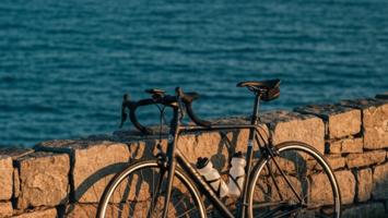 Italiensk racercykel på dansk kystvej i gylden time
